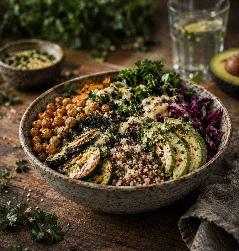 Vegane Buddha-Bowl mit Kichererbsen, Zucchini, Quinoa und Avocado