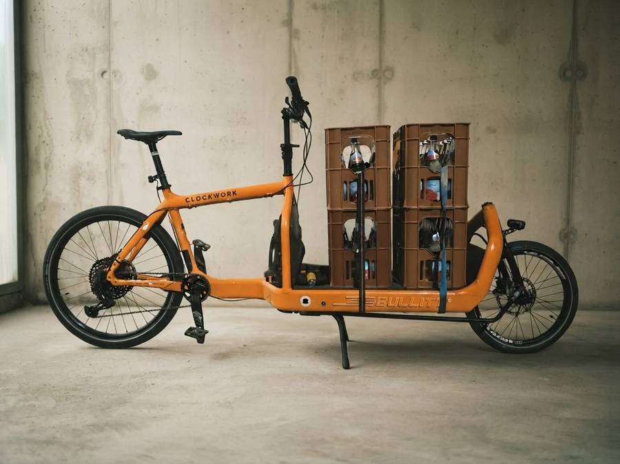 Oranges Bullitt-Lastenrad mit zwei Getränkekisten