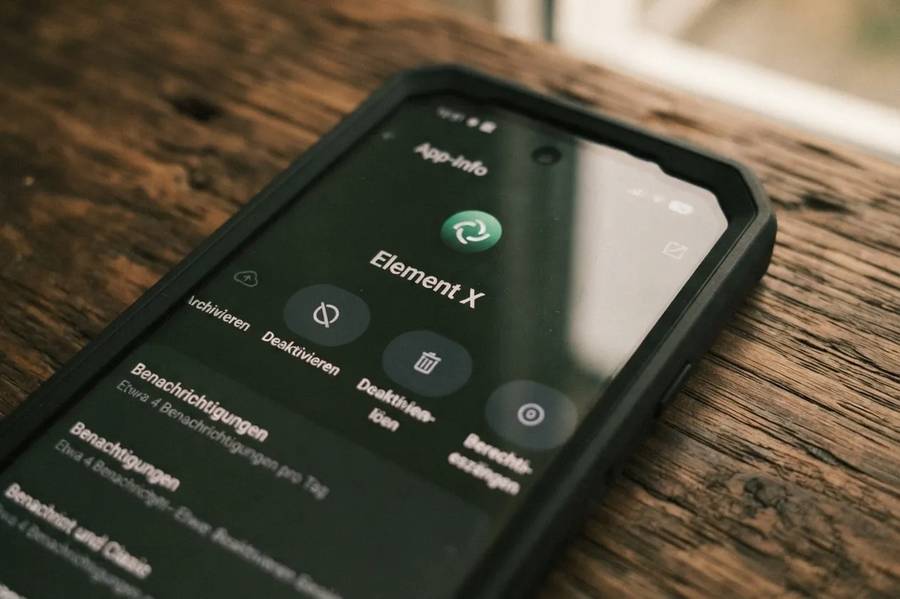 Smartphone mit der App-Info von Element X