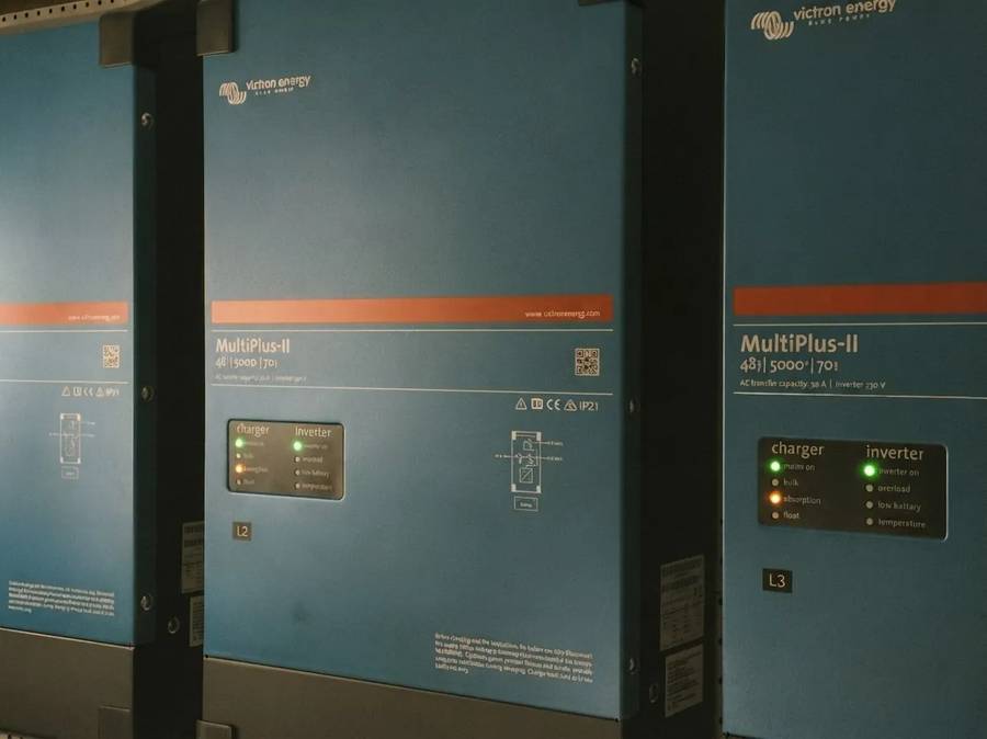 Victron MultiPlus-II Wechselrichter mit Betriebs-LEDs